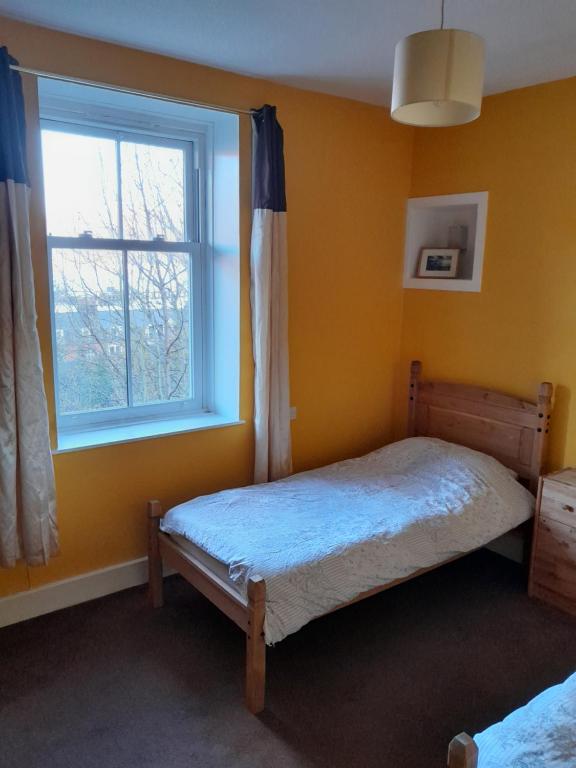 una camera con due letti e una finestra di Old Harbour Master's self-catering apartment a Fort William