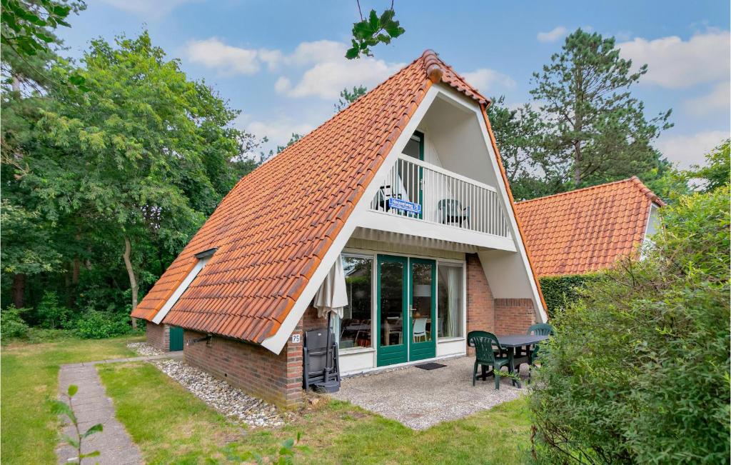 una pequeña casa con techo naranja en Awesome Home In Vlagtwedde With Kitchen, en Vlagtwedde