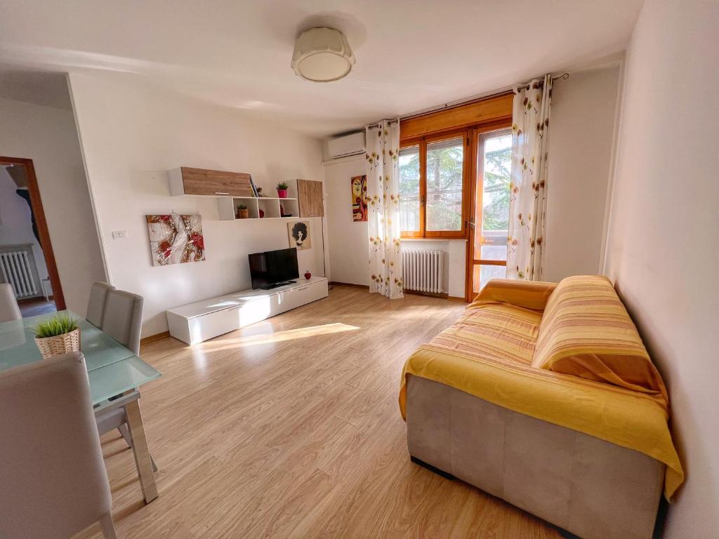 um quarto com uma cama, uma secretária e uma televisão em Lovely apartment a due passi dal mare em Rimini