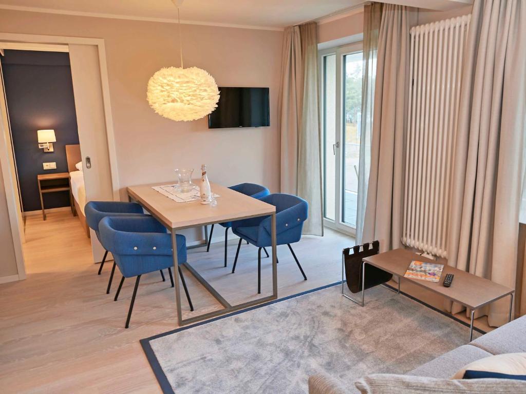 TV a/nebo společenská místnost v ubytování Strandresort Prora - WG 202 mit Meerblick und Sauna