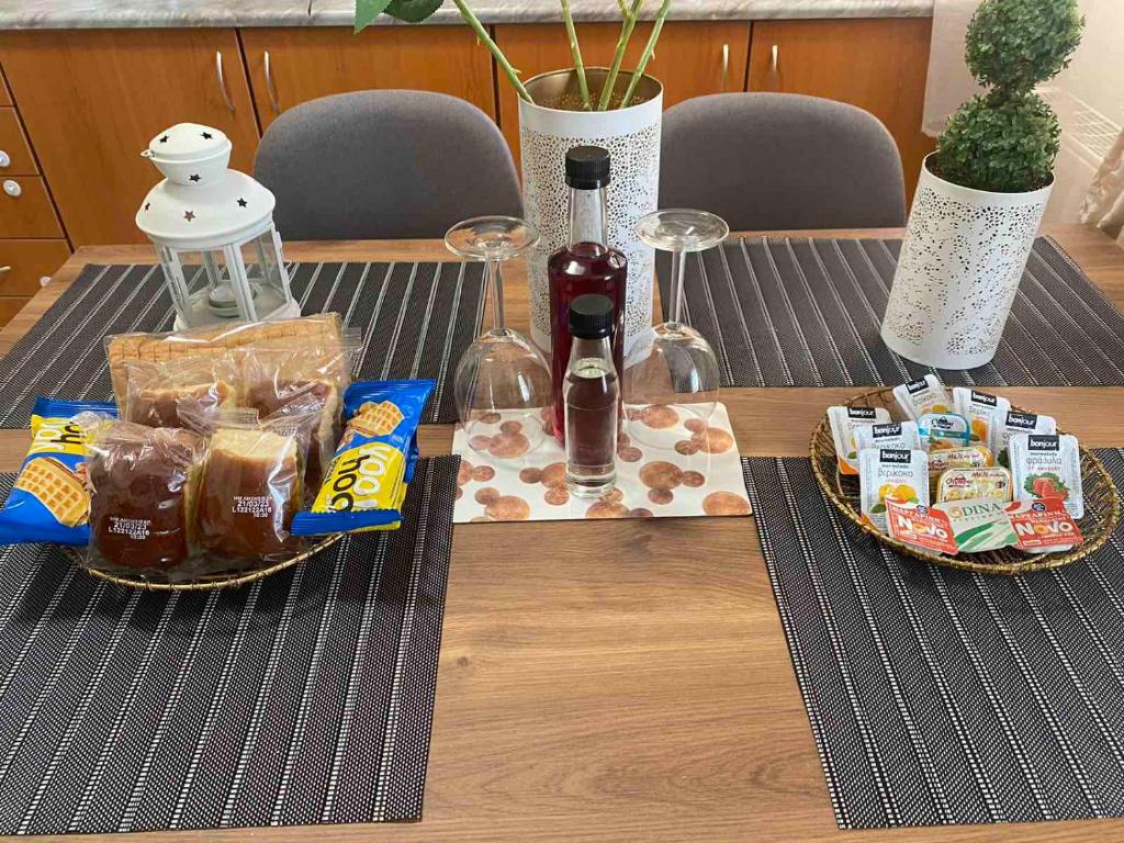 une table avec deux assiettes de nourriture dans l'établissement Bakopoulos resort.Ενα όμορφο διαμέρισμα με τζάκι, à Tríkala