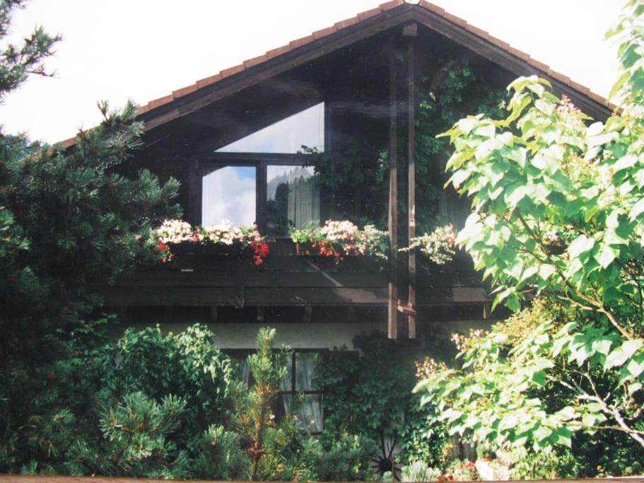 ein Haus mit einem Fenster mit Blumen darauf in der Unterkunft Haus Wagner in Schiltach