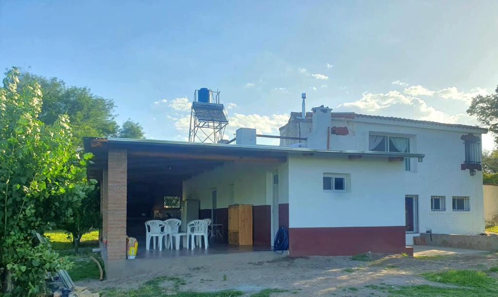 una casa con sillas y un tanque de agua en el techo en Doña Haydee en 