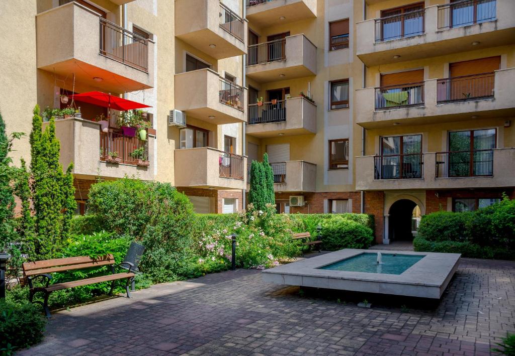 Bazén v ubytovaní TUSCANY GARDEN-Free PARKING-Balcony-AC- Elevator alebo v jeho blízkosti