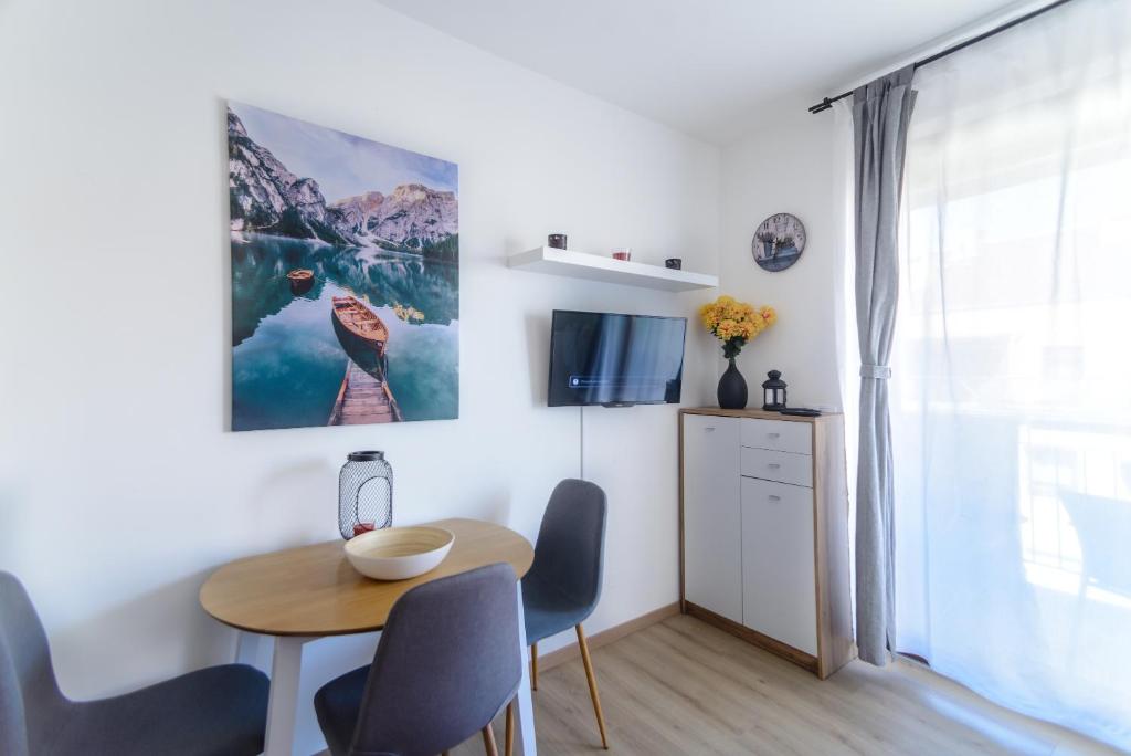 Televízia a/alebo spoločenská miestnosť v ubytovaní TUSCANY GARDEN-Free PARKING-Balcony-AC- Elevator