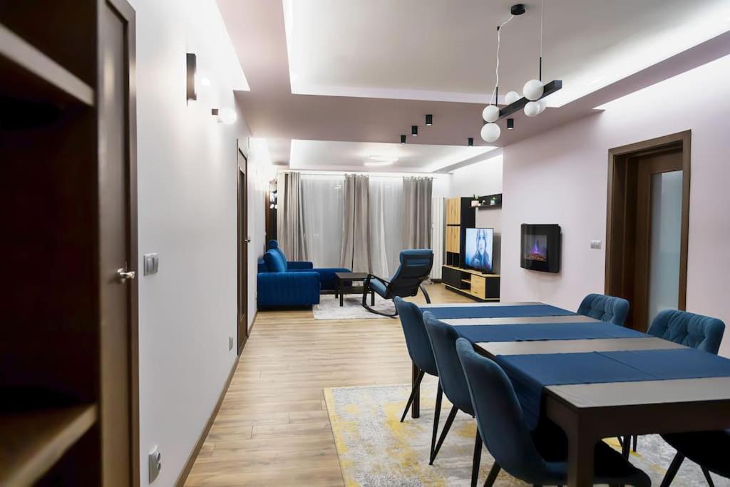 einen Tagungsraum mit einem Tisch und Stühlen sowie ein Wohnzimmer in der Unterkunft Very Spacious & Modern 3Bed near Airport & Centre in Sofia