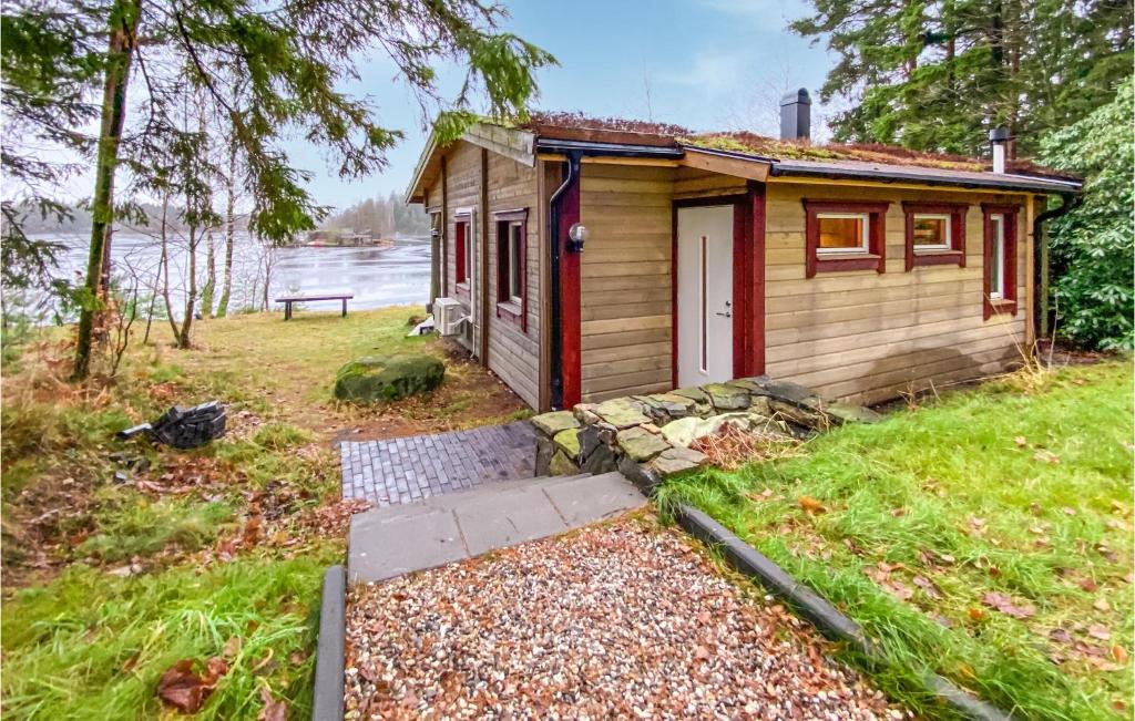 una pequeña casa sentada a orillas de un río en Cozy Home In Hrryda With House Sea View, en Härryda