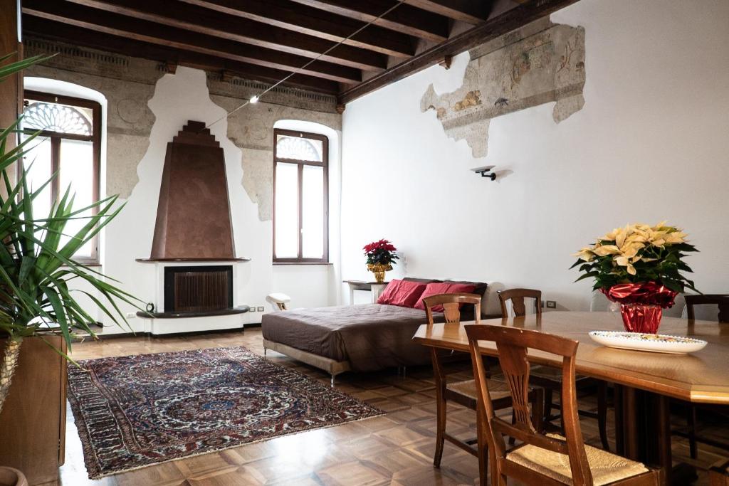 un soggiorno con tavolo e divano di Casa Turandot Verona a Verona