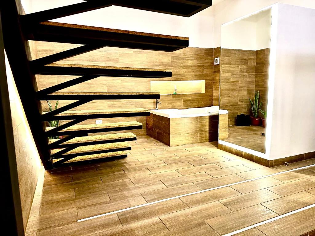 um átrio com um balcão e uma escada num quarto em Elegante loft con jacuzzi privado em Quito