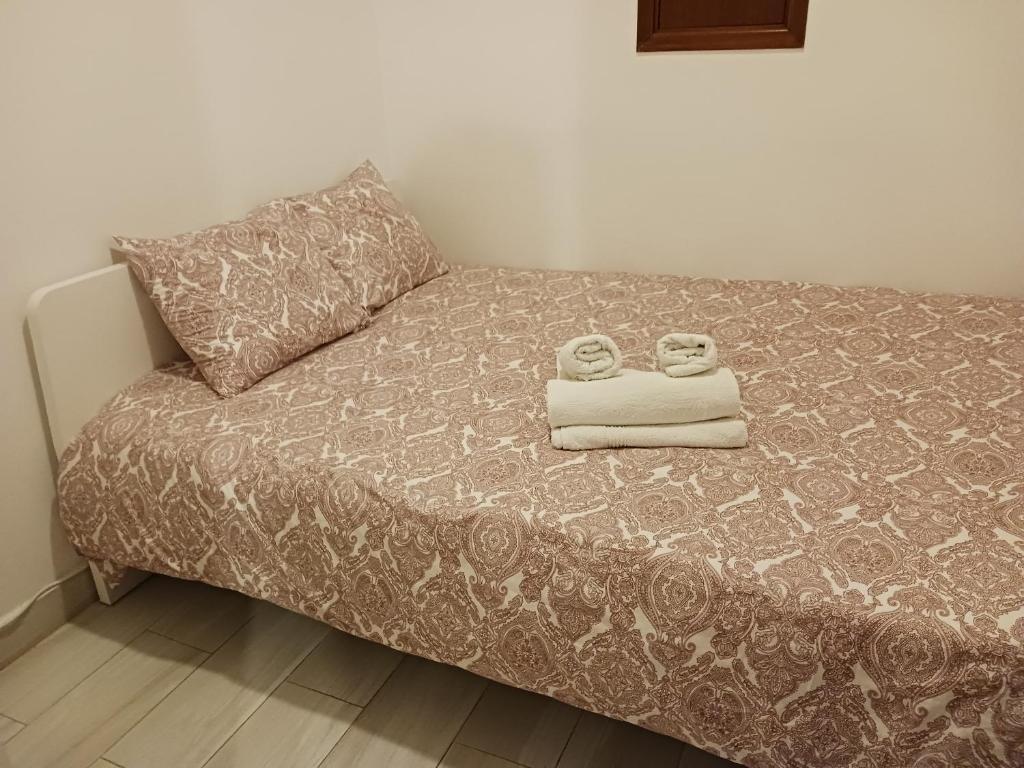 里斯本的住宿－埃斯特雷拉之心公寓，床上有两条毛巾