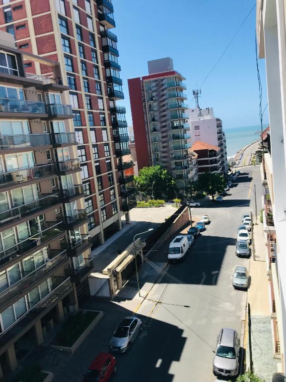 una calle de la ciudad con coches aparcados en un estacionamiento en DEPARTAMENTO 3 AMBIENTES ZONA PLAYA GRANDE en Mar del Plata