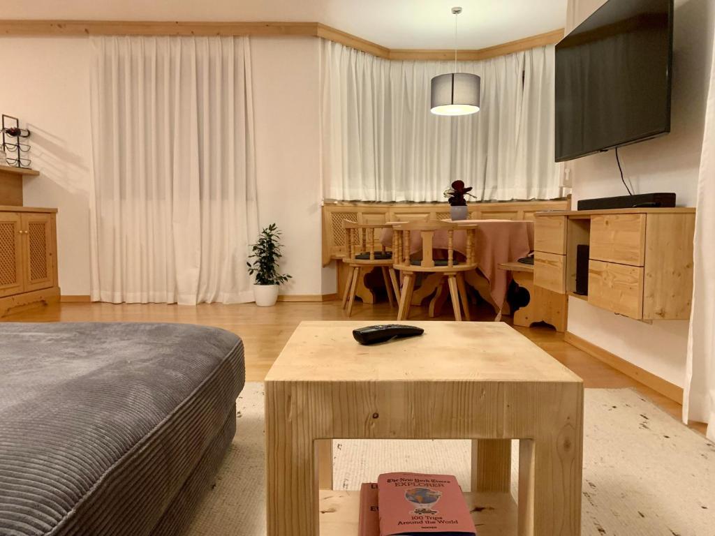 TV a/nebo společenská místnost v ubytování Wohnung Gundhabing