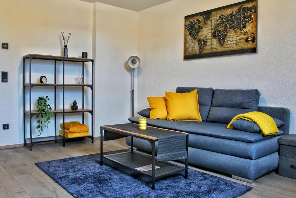 a living room with a blue couch and a table at Idyllische Suite in Zentrumsnähe mit Parkplatz Top 1 in Gmunden