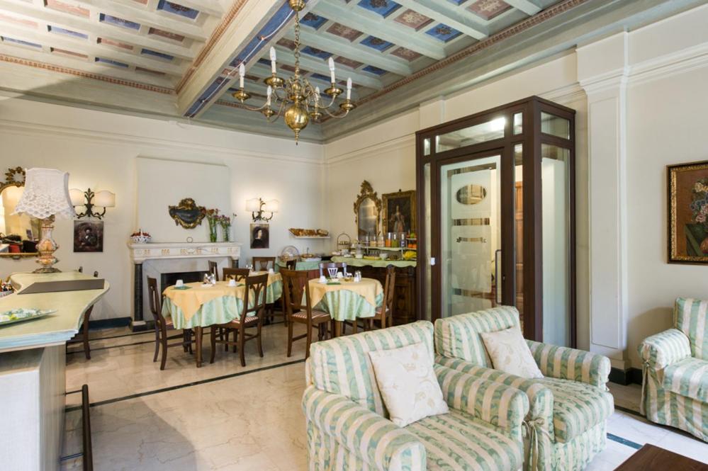 sala de estar con 2 sofás y comedor en Residenza Castiglioni, en Florencia