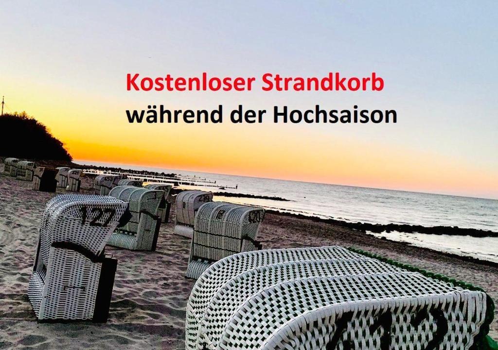 een rij stoelen en tafels op een strand bij Meeresblick-Strandkieker-Haus-3-WE-45 in Hohwacht