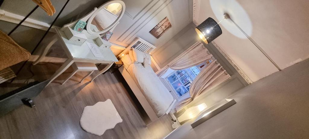 une chambre avec un lit et une fenêtre. dans l'établissement Fantastic - Centrally located 1 bed APT with Wi-fi, à Dalkeith