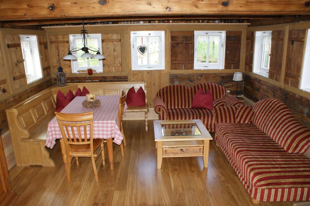 a living room with a couch and a table at Ferienhaus Waltersdorf in Großschönau