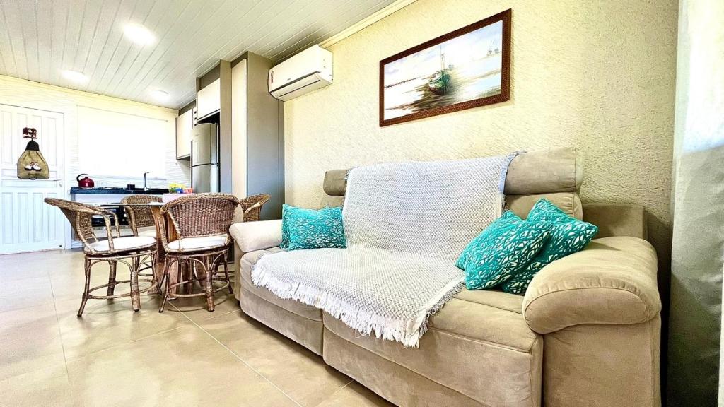 sala de estar con sofá y mesa en Casa próx ao mar de Penha praia vermelha e Beto Carrero, en Penha