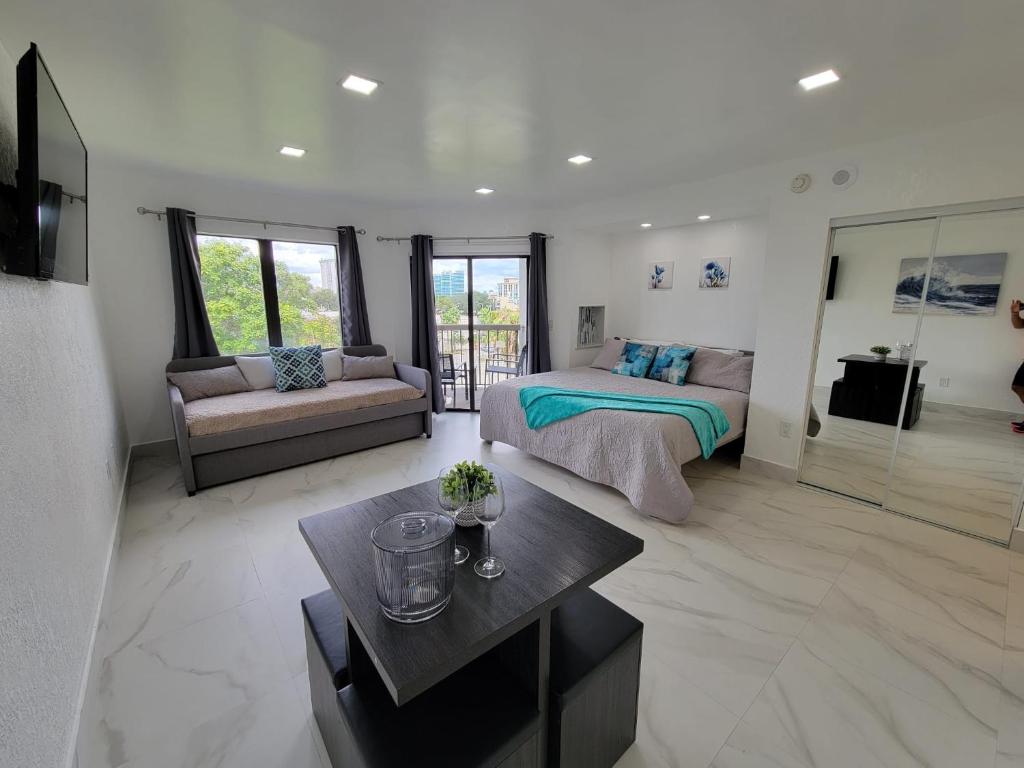 una camera con letto, divano e tavolo di 3509 Luxury Location and Location a Orlando