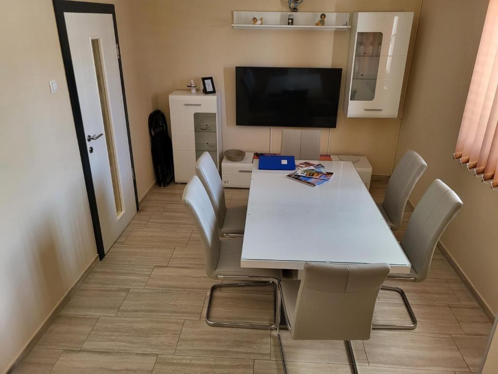 jadalnia z białym stołem i krzesłami w obiekcie Apartment in Vrsi with Air conditioning, WIFI, Washing machine, Dishwasher (4836-1) w mieście Vrsi