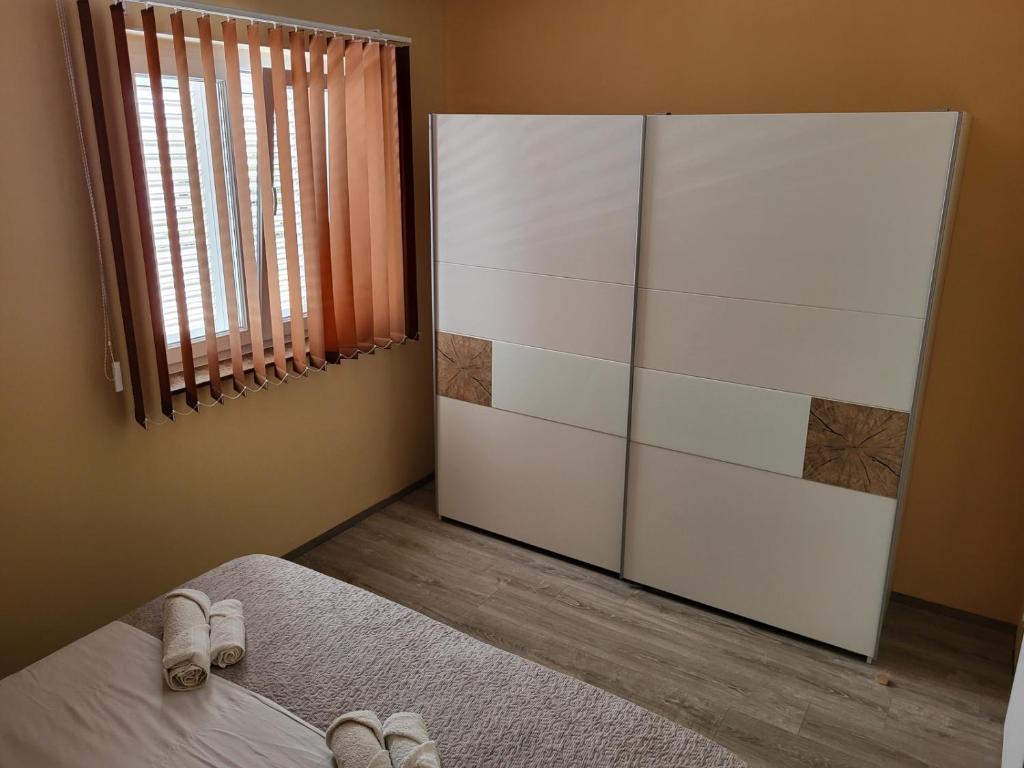 Łóżko lub łóżka w pokoju w obiekcie Apartment in Vrsi with Air conditioning, WIFI, Washing machine, Dishwasher (4836-1)