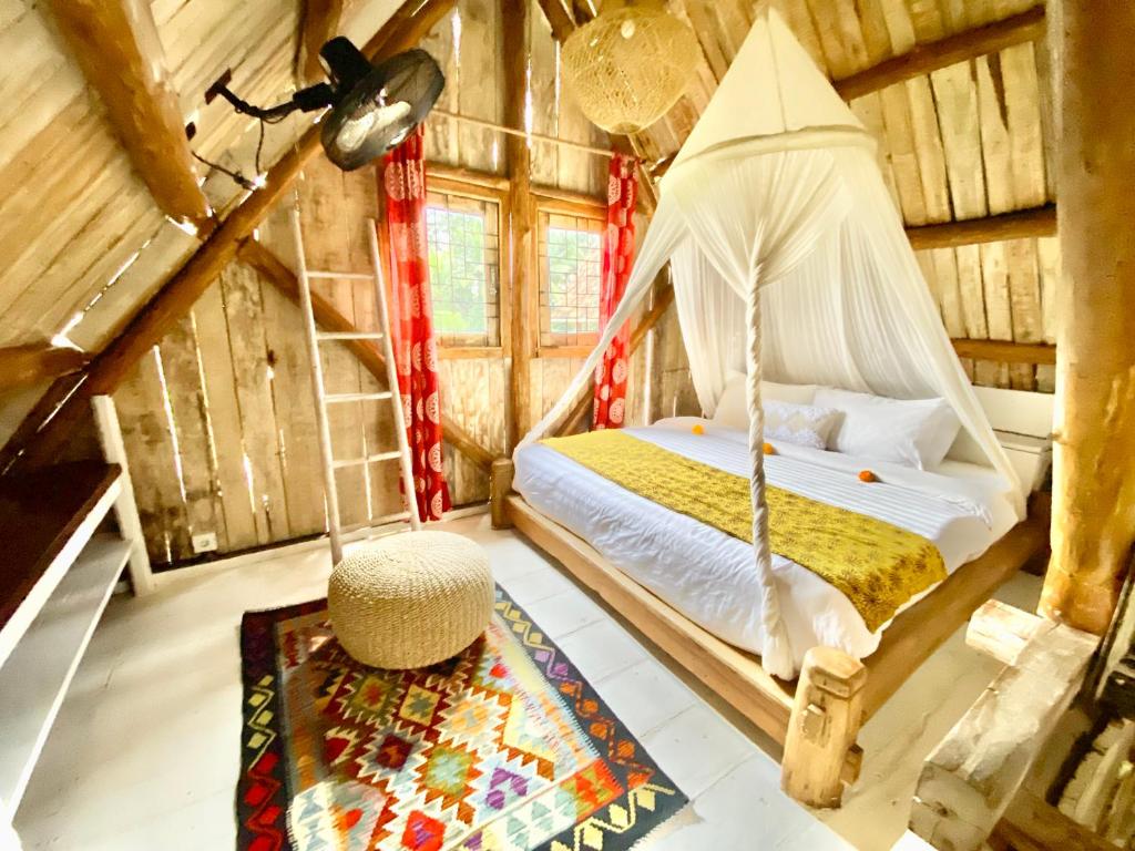 Postel nebo postele na pokoji v ubytování The Rice Joglo Eco-Stay