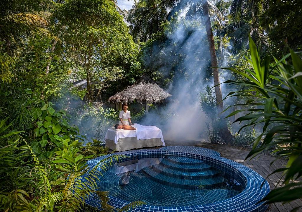 Zahrada ubytování Niyama Private Islands Maldives - 25 percent off on Seaplane for minimum stay of 7 nights and more for stays until 20 October 2025