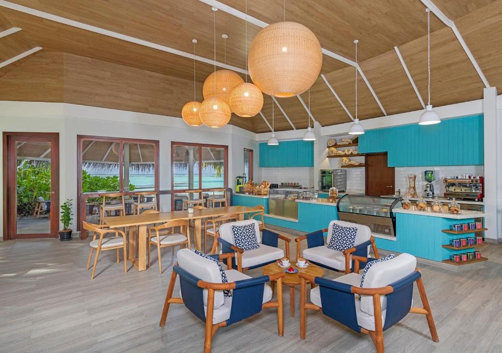 Restaurace v ubytování Niyama Private Islands Maldives - 25 percent off on Seaplane for minimum stay of 7 nights and more for stays until 20 October 2025