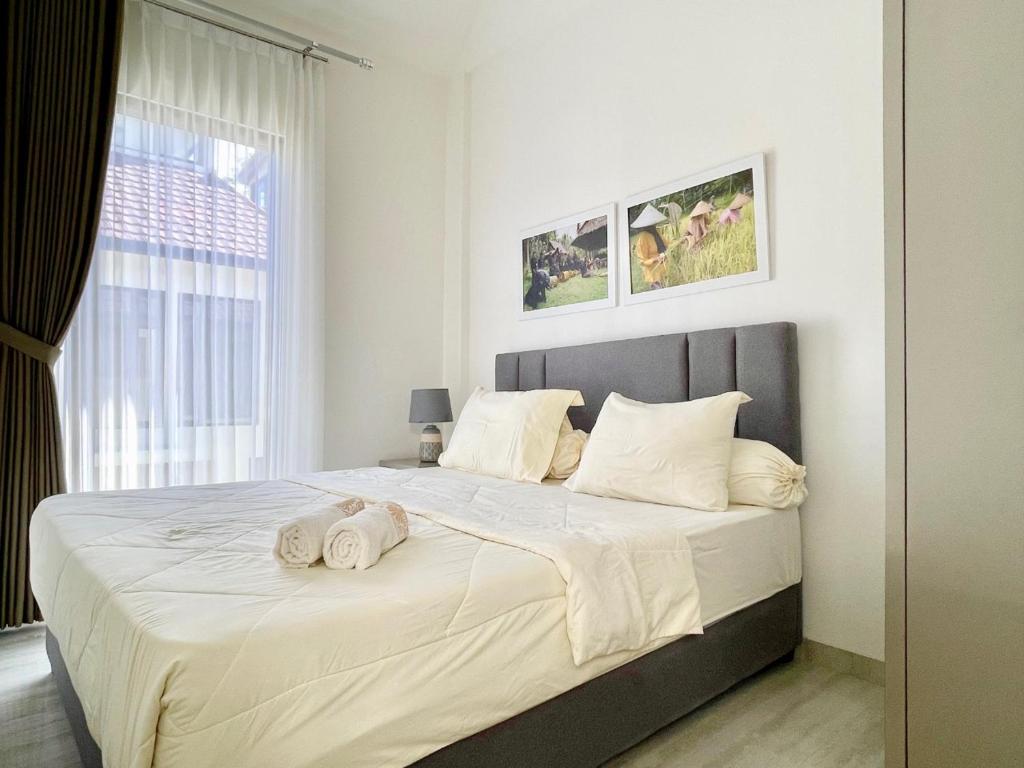 Postel nebo postele na pokoji v ubytování De Residence Pangandaran by Mabano Estates
