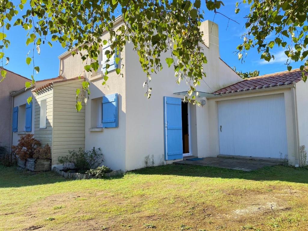 Casa blanca con ventanas azules y garaje en Maison Bretignolles-sur-Mer, 3 pièces, 6 personnes - FR-1-231-239, en Bretignolles-sur-Mer