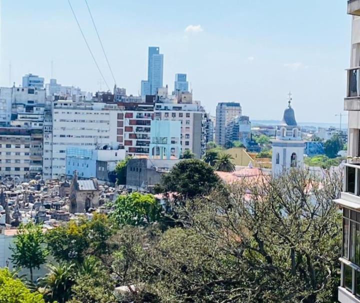 Vistas a una ciudad con edificios en el fondo en Elegante alojamiento en pleno Recoleta en Buenos Aires