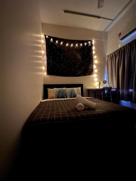 Postel nebo postele na pokoji v ubytování Room3#IG theme Bargainous#Shared Bathroom#2pax#2min Kek Lok Si