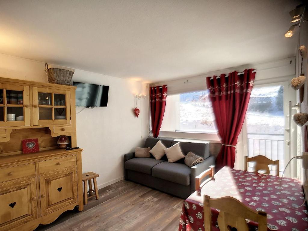 un salon avec un canapé et une fenêtre dans l'établissement Charmant 2P 4 pers., 25m², Sud, en bas des pistes, Les Menuires - FR-1-178-371, aux Menuires