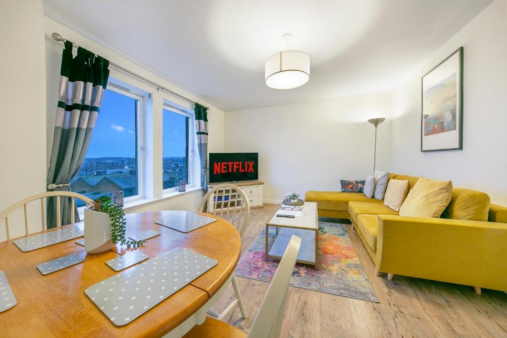 sala de estar con sofá amarillo y mesa en Castle Terrace - Grampian Lettings Ltd en Aberdeen