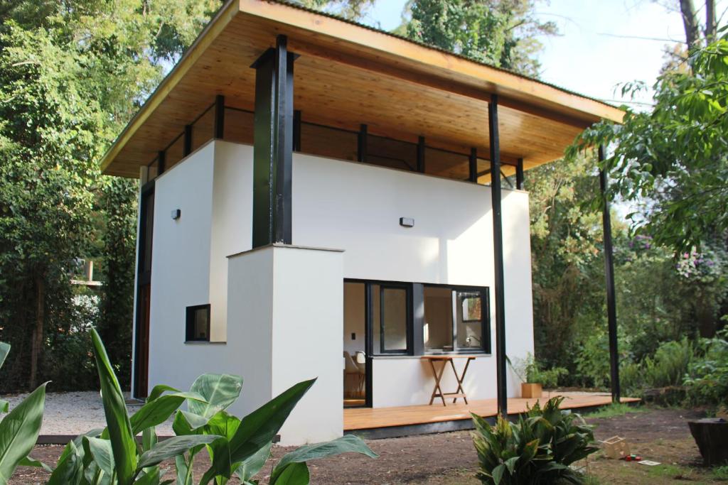 Casa pequeña con techo de madera en Cabaña ALLPA - Complejo Rumi Huasi en Mar del Plata