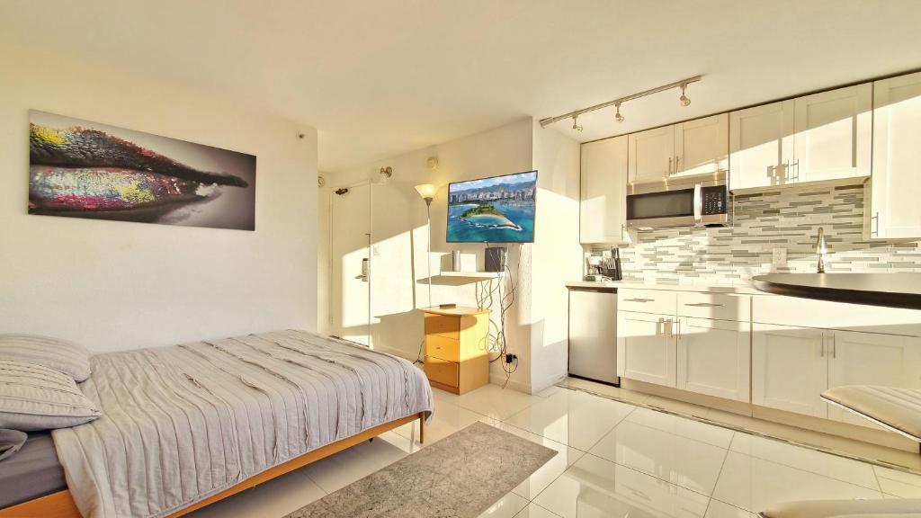 Η κουζίνα ή μικρή κουζίνα στο Waikiki beach cozy studio no resort fee