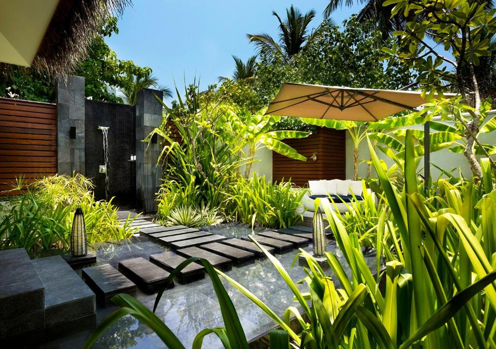 Zahrada ubytování Niyama Private Islands Maldives - 25 percent off on Seaplane for minimum stay of 7 nights and more for stays until 20 October 2025