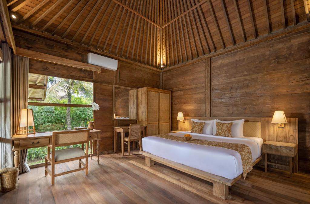 Postel nebo postele na pokoji v ubytování RUMAH KAYU RESORT