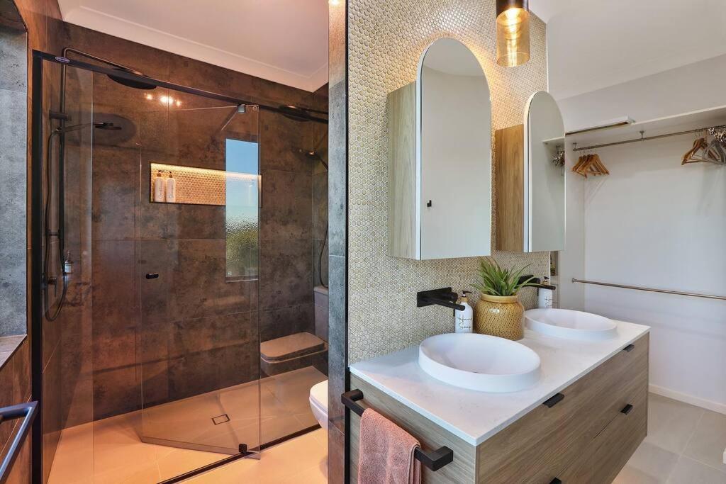 Koupelna v ubytování Luxury Holiday Home in Alex - Heated Pool - Pets Allowed