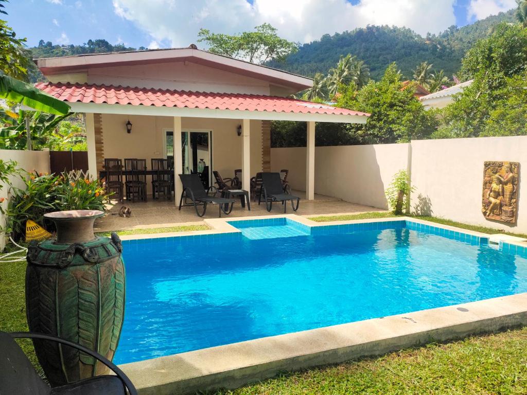 una piscina di fronte a una casa di Wirason villa 2BR a Ko Samui