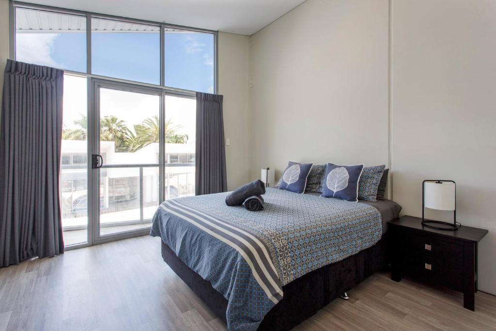 1 dormitorio con cama y ventana grande en Waverley apartment B-one bedroom wifi available en Perth