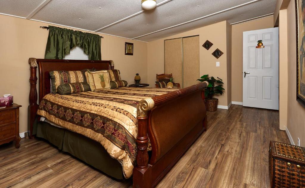a bedroom with a large bed in a room at Pleasant Days Lodging Tropical Master Suite in Homosassa