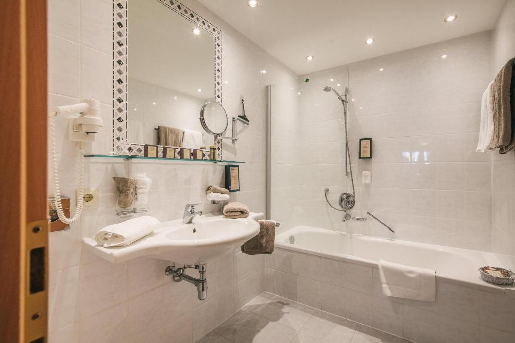 Koupelna v ubytování Arlen Lodge Hotel inkl Premium Karte im Sommer