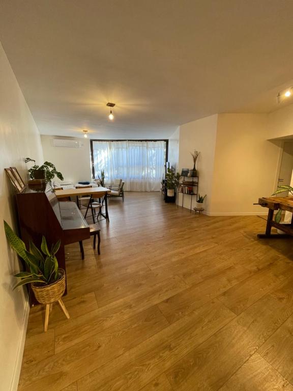 ein leeres Wohnzimmer mit einem Tisch und einem Klavier in der Unterkunft Amazing vacation flat in Netanya