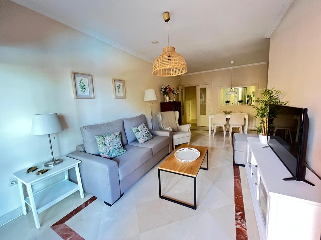 モトリルにあるPUSHE Playa Granada Beach & Golf 11のソファとテレビのあるリビングルーム