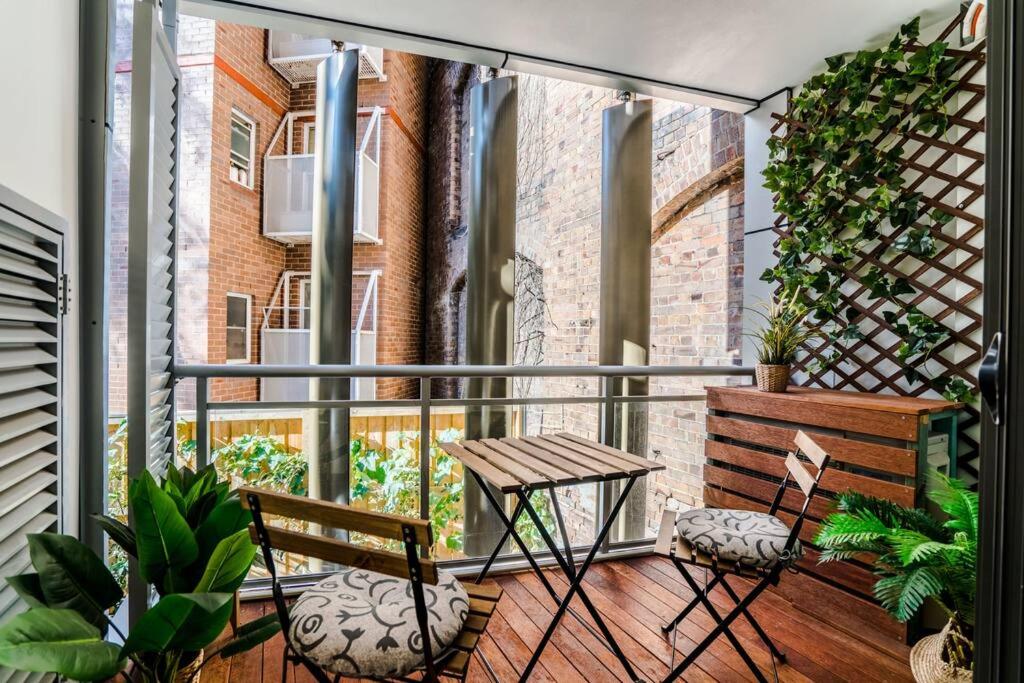einen Balkon mit 2 Stühlen und einem Tisch in der Unterkunft CBD #UnitA Grennland6 1 bedroom apt Darling Harbour in Sydney