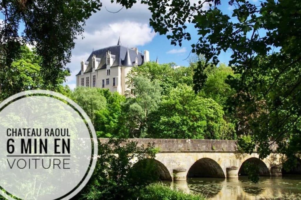 un château au loin avec un pont et un bâtiment dans l'établissement Le Bohème Parking Proche Centre, à Châteauroux