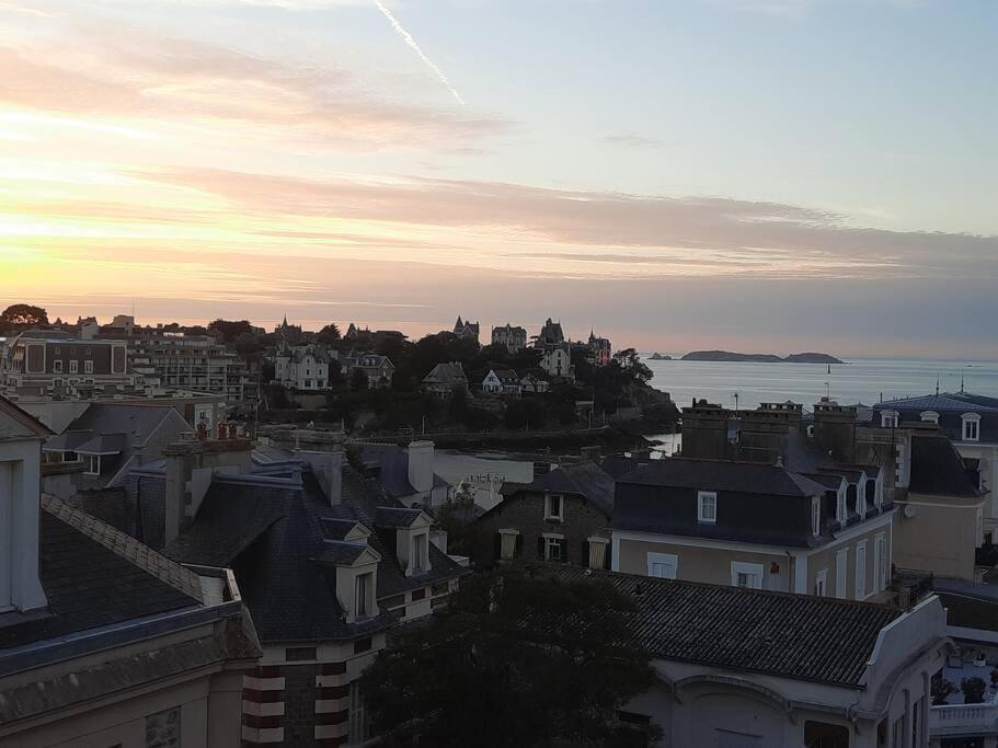 Fotografia z galérie ubytovania Le Jacaranda-à 2 min de la plage, Hyper Centre de Dinard, vue mer de la fenêtre v destinácii Dinard
