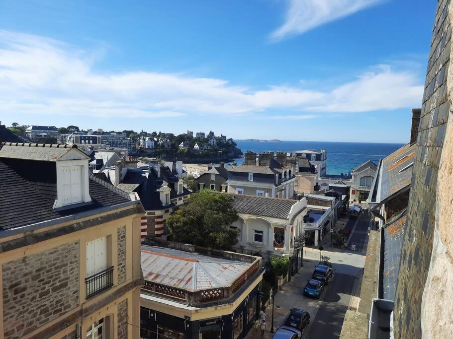Fotografia z galérie ubytovania Le Jacaranda-à 2 min de la plage, Hyper Centre de Dinard, vue mer de la fenêtre v destinácii Dinard