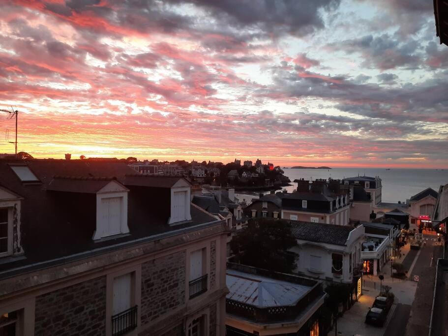 Fotografia z galérie ubytovania Le Jacaranda-à 2 min de la plage, Hyper Centre de Dinard, vue mer de la fenêtre v destinácii Dinard